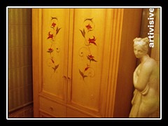 Mobile Decorato Anticato Con Grottesche