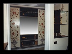 trompe l'oeil finta libreria con specchio ante armadio con grottesche